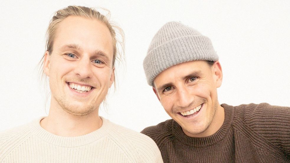 Der Norderneyer Jan Majora (rechts) und sein Studienfreund Lennart Henze haben zusammen das Bekleidungs-Start-up Salzwasser gegründet. Ihr großes Ziel: „Wir wollen die nachhaltigste Bekleidungsmarke in Deutschland sein.“ Foto: salzwasser