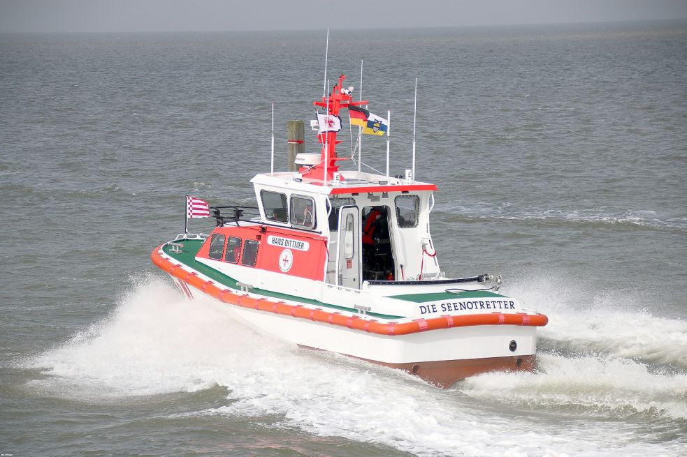Das Seenotrettungsboot Hans Dittmer nahm die jungen Leute an Bord.