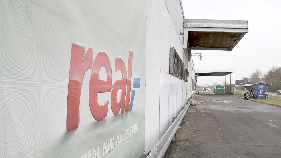 Keine schon Visitenkarte für Emden: Der bisherige Real-Markt in Harsweg brauch eine Aufhübschung. Nach der Übernahme durch Rewe soll investiert werden. Foto: Päschel/Archiv