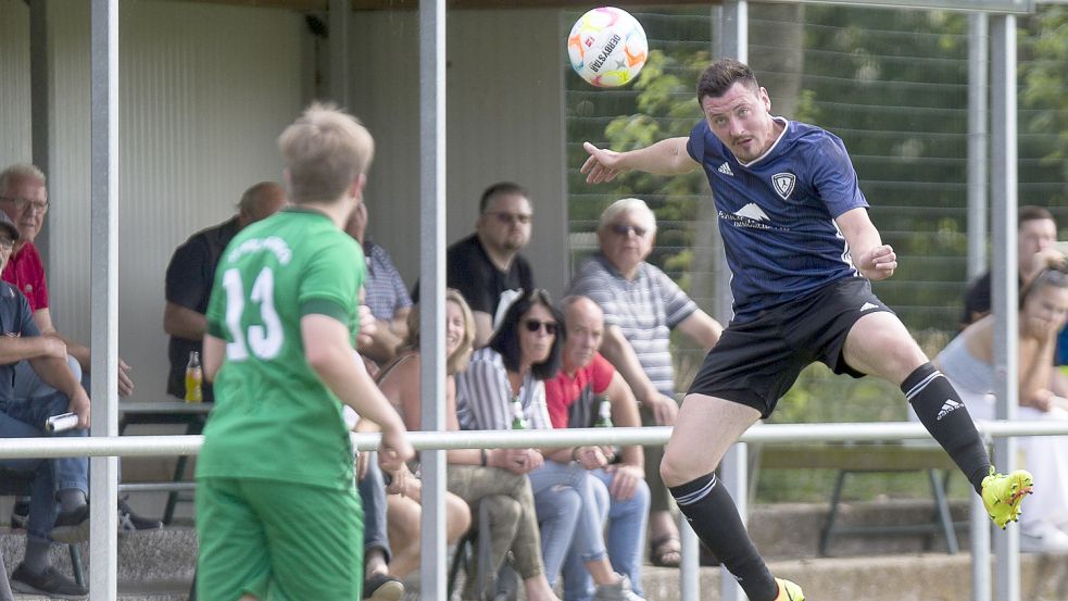 Aufsteiger SV Jheringsfehn/Stikelkamp/Timmel (rechts) startet mit einem Auswärtsspiel in Westrhauderfehn. Die Partien danach sind auch anspruchsvoll. Foto: Doden