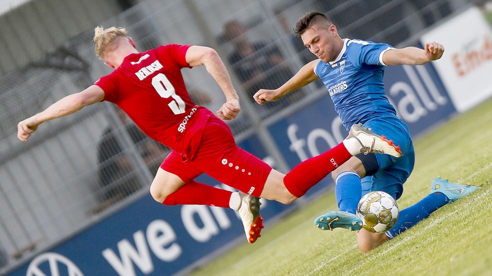 Nach dem 0:5 im Supercup-Spiel des Ostfriesland-Cups gegen Rot-Weiss Essen bestreitet Kickers Emden (rechts Milad Faqiryar) nun sein zweites Spiel der Saison. Foto: Doden