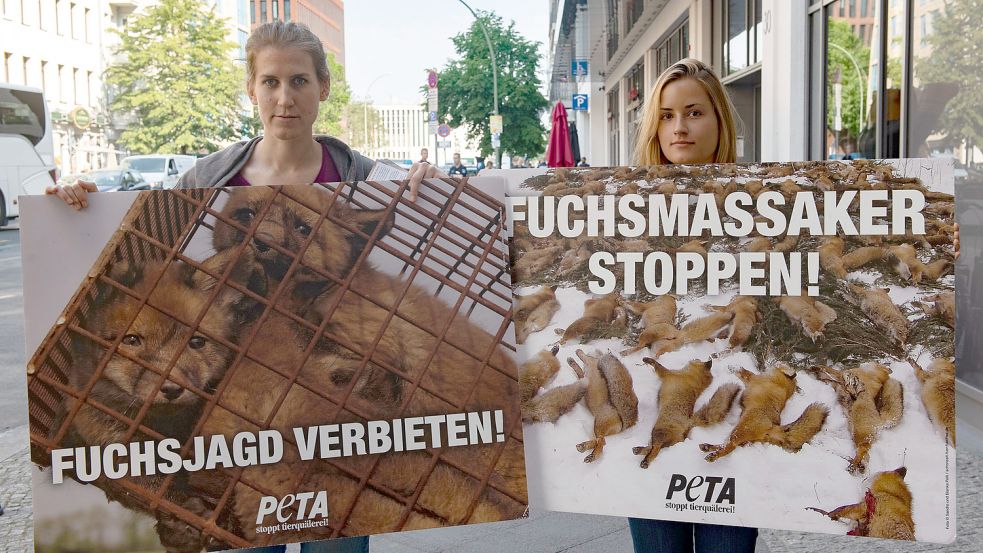 Mitglieder der Tierrechtsorganisation Peta protestierten in Hamburg gegen die Bejagung von Füchsen. Foto: dpa/Zinken