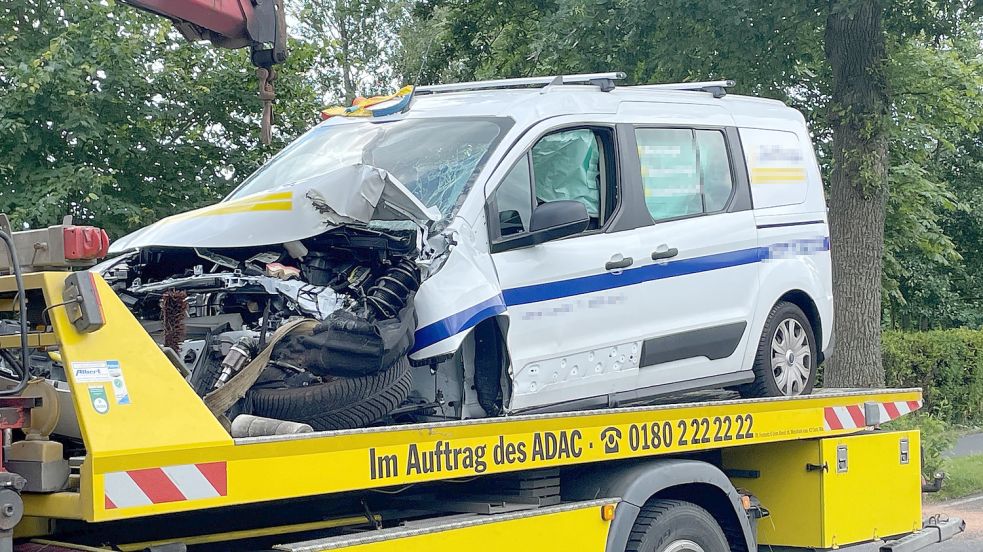 Der Ford Transit musste abgeschleppt werden. Foto: Bär