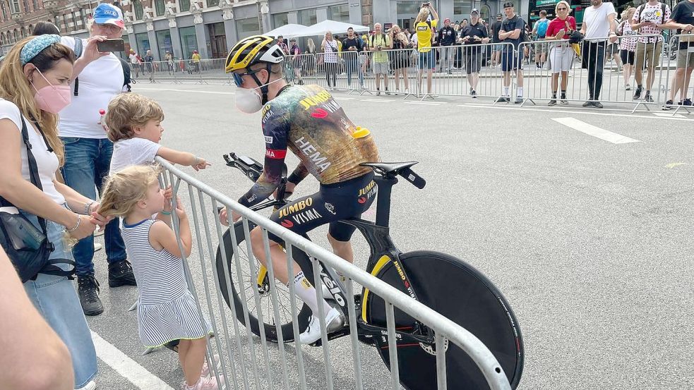 Weil eine Corona-Infektion das Tour-Aus bedeutet, tragen die Fahrer selbst beim Treffen mit der Familie Maske.