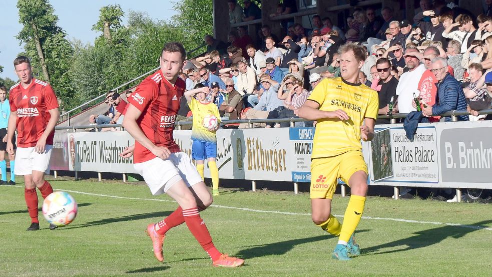 Mehr als 400 Zuschauer sahen die Partie zwischen TuRa 07 Westrhauderfehn (Mitte Malte Eucken) und Kickers Emden (rechts Holger Wulff). Foto: Damm