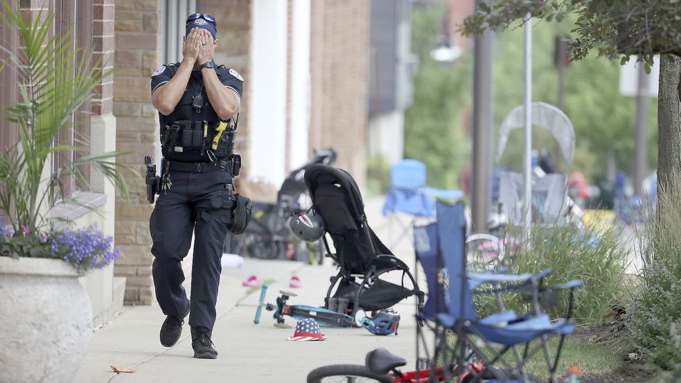 Schüsse in Chicago - Auch Polizisten ertragen den Anblick von Terror nicht. Foto: Chicago Tribune/AP