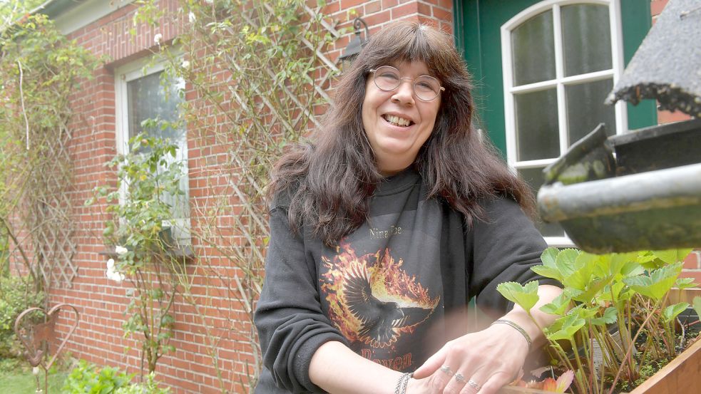 Susanne Ptak hat nicht nur ein Händchen für Texte, sondern auch für Pflanzen. Die Wald-Erdbeeren entwickelten sich bei ihr auch in einem Gestell vor der Haustür. Fotos: Ortgies