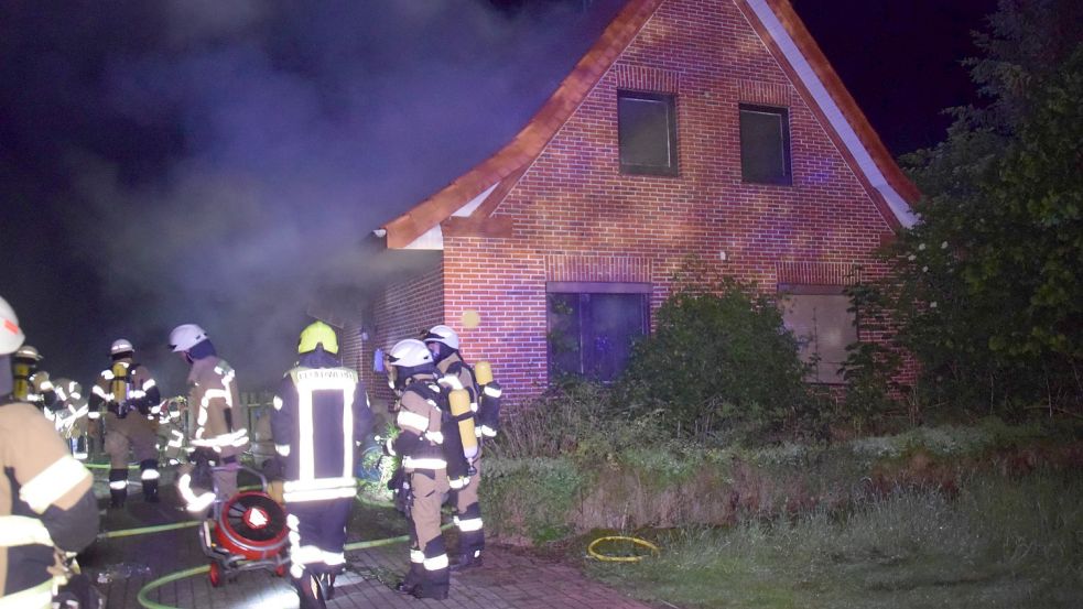 80 Feuerwehrleute waren in der Nacht zu Sonntag beim Brand eines Einfamilienhauses an der Elisabethfehner Straße in Ramsloh im Einsatz. Fotos: Giehl/Feuerwehr