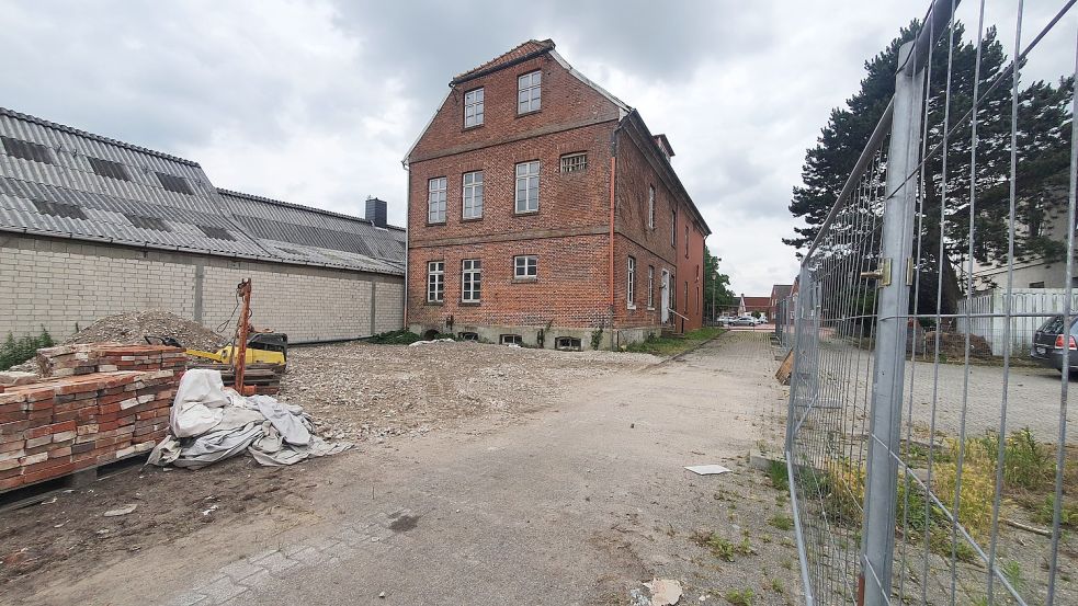 Das Alte Amtshaus in Jemgum ist eine Baustelle. Foto: Gettkowski