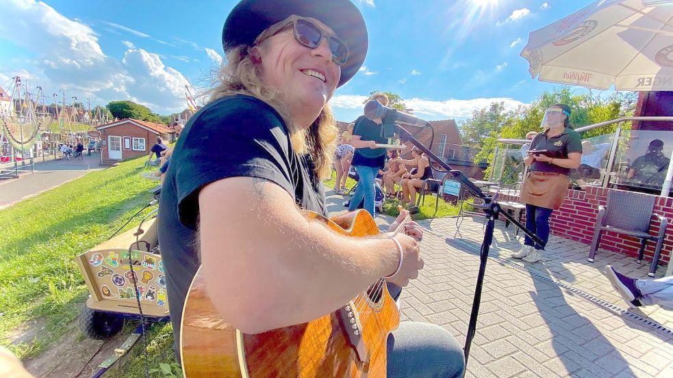 Seit Jahren spielt der gebürtige Greetsieler Musiker Gerrit Akkermann regelmäßig in seinem Heimatort. Foto: Privat