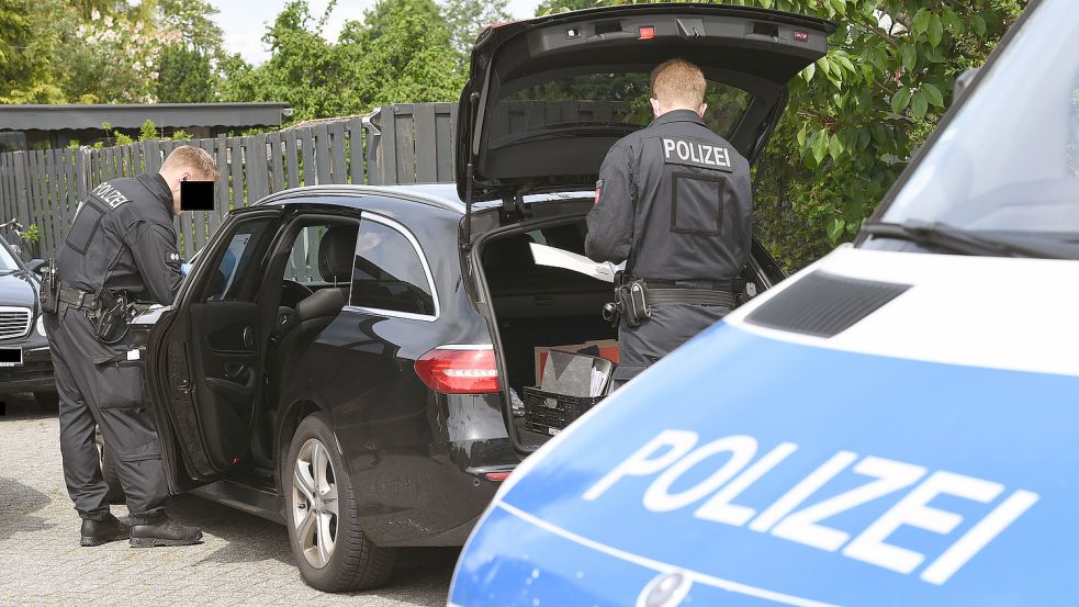 Ende Mai hatte die Polizei auch Autos durchsucht – hier aber das eines anderen Verdächtigen. Archivfoto: Ellinger