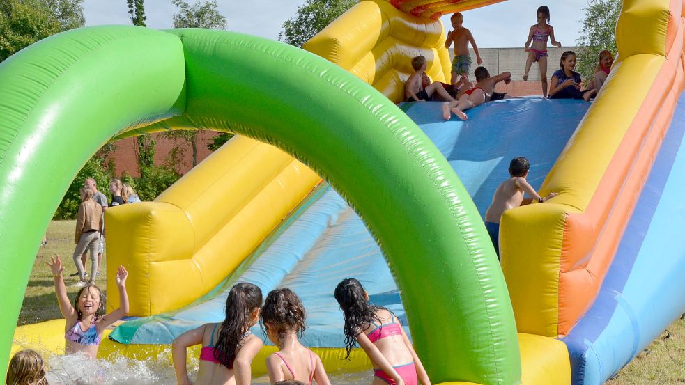 Wie schon zum 20-jährigen Bestehen soll beim Jugendhaus Moormerland eine Wasserrutsche aufgebaut werden. Nun muss nur noch genauso gutes Wetter sein. Foto: Archiv