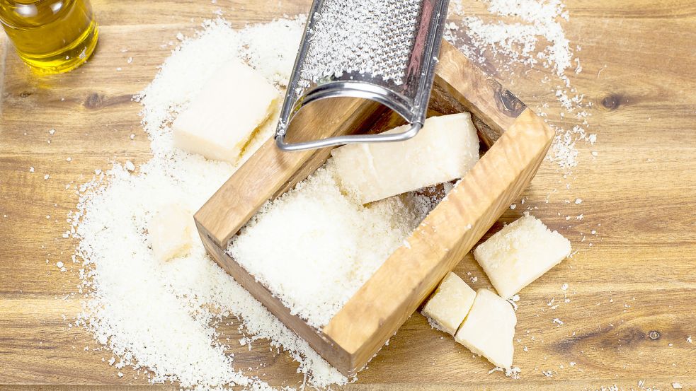 Parmesan-Käse ist bei vielen Deutschen beliebt und wird oft zu Pasta-Gerichten serviert. Foto: imago images/YAY Images