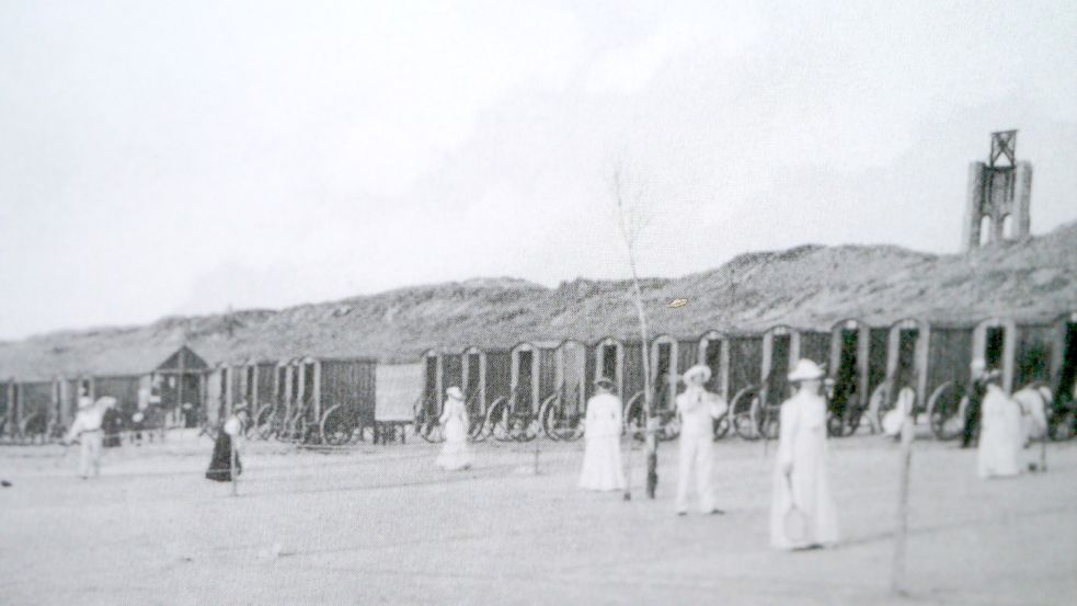 Ein Foto aus den Anfangsjahren des Borkumer Turniers. Da griffen die Frauen noch in langen Kleidern zum Tennisschläger.