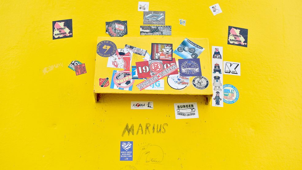 Auch einige Sticker sammeln sich am Pilsumer Leuchtturm. Foto: Wagenaar