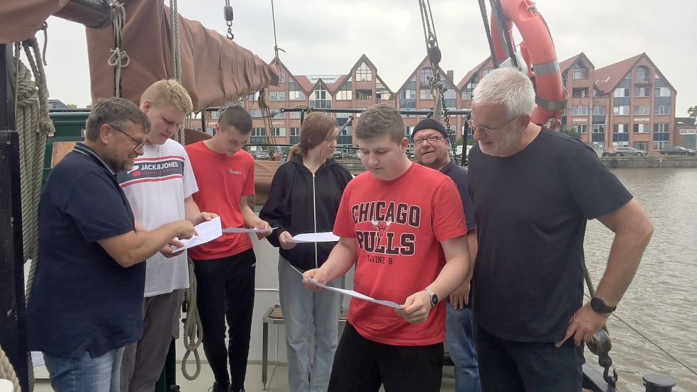 Einsatzplanung an Deck: Uwe Jama (von links), Leo Keil, Lewen Karils, Anna-Maria Koch, Kai Grest, Bootsmann Jo Sissing und Bernd Hillrichs überlegen, was zu tun ist. Foto: Mielcarek