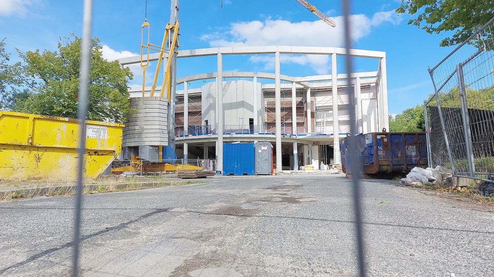 Im Moment ragen die Säulen noch „nackt“ in die Höhe. Das Foyer soll später zweistöckig sein. Foto: Hanssen