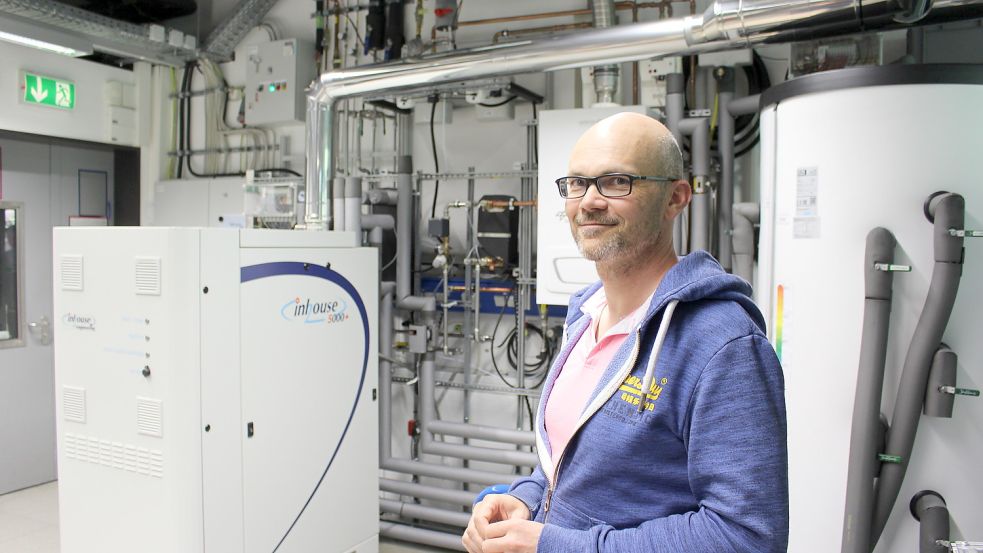 Marco Zobel ist Chemieingenieur am Institut für Vernetzte Energiesysteme des Deutschen Zentrums für Luft- und Raumfahrt. Er begleitet ein Forschungsprojekt der Storag Etzel. Foto: Oltmanns