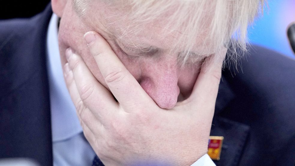 Boris Johnson steht schwer in der Kritik. Foto: Bernat Armangue/dpa/AP
