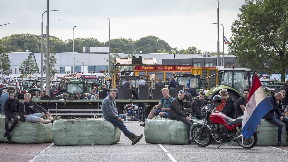 Landwirte blockieren ein Supermarkt-Verteilzentrum in Zwolle. Die Bauern sind wegen Auflagen zur Reduzierung des Stickstoff-Ausstoßes verärgert. Foto: Jannink/dpa