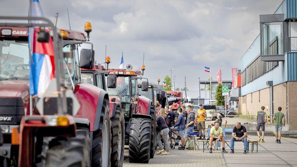 Eine Reihe von Aktivisten hat die Nacht vor dem Eingang zum Vertriebszentrum eines Supermarkts verbracht. Foto: Van Lonkhuijsen/dpa