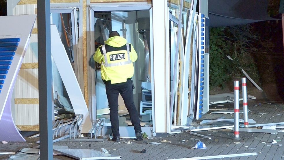 Panzerknacker haben in der Nacht zu Donnerstag einen Geldautomaten in einem Pavillon der Volksbank in Stuhr gesprengt. Foto: NWM-TV
