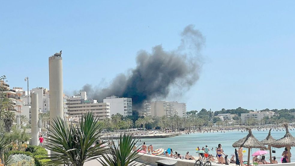Die Rauchsäule auf Mallorca war am 20. Mai auch vom Strand aus zu sehen. Foto: dpa/5vision