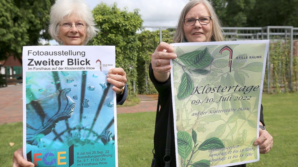 Karin Theilen von der Fotogruppe Emden und Dagmar Brüdigam vom Team des Klosterladens präsentieren die Veranstaltungsplakate: Endlich kann es wieder losgehen. Foto: Böning