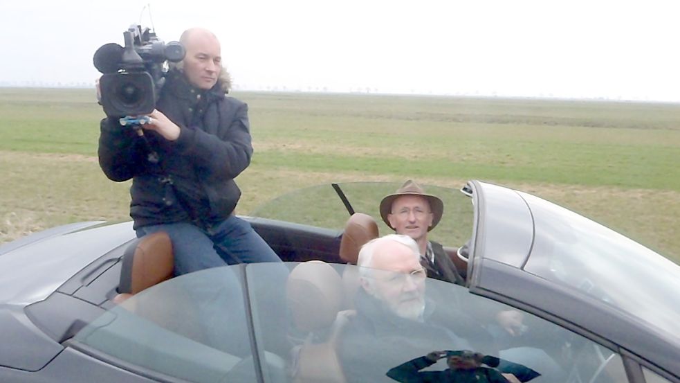 Beste Drehbedingungen für Kameramann Reinhard Bettauer: Jan Bruins (mit Hut) im offenen Cabrio. Fotos: Ahrends