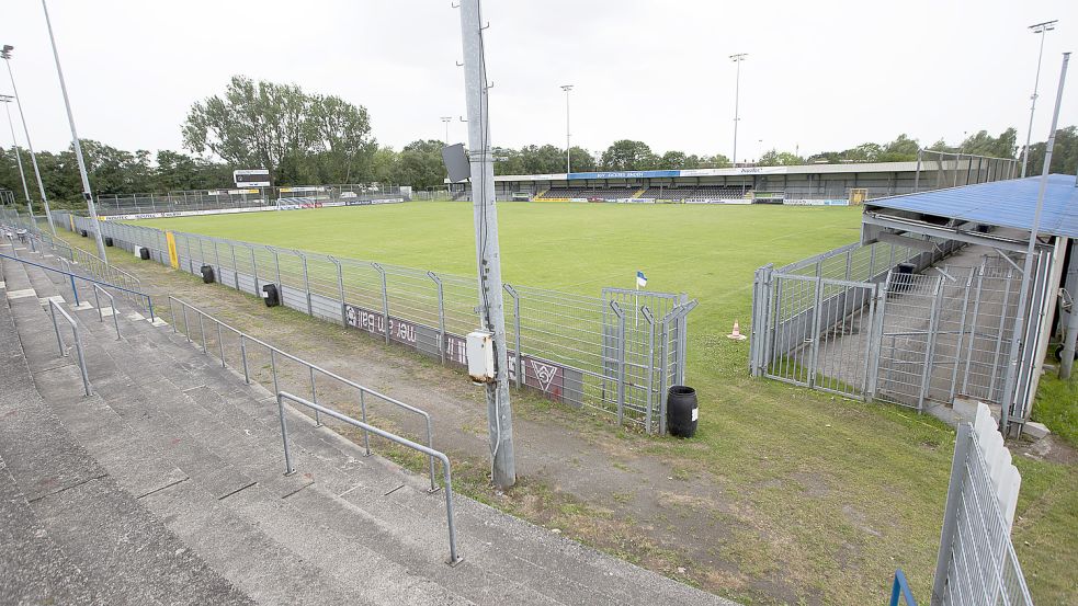 Im Ostfrieslandstadion hat sich offenbar noch nichts getan. Am Mittwochnachmittag hatte es nicht den Anschein, dass schon mit Arbeiten begonnen worden wäre. Foto: Doden/Emden