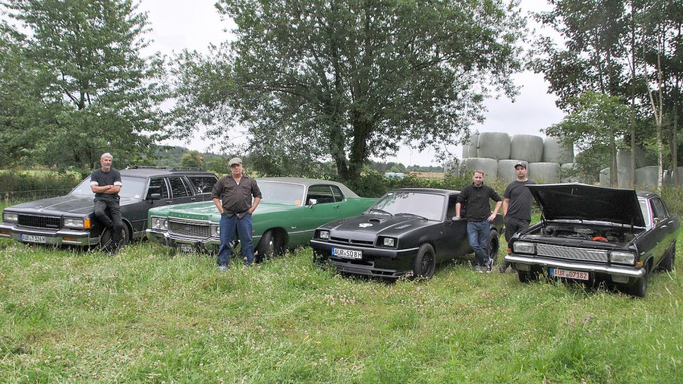 Sie teilen die Leidenschaft für schöne Autos mit großen Motoren. (Von links:) Holger Thaden, Karsten Peters, Daniel Schoon und Jörn Schneider. Foto: Schönig