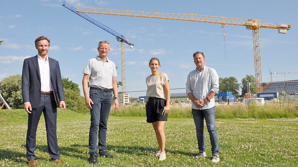 Hier entsteht das Hotel Noord. Carolinensiels Tourismuschef Kai Koch (von rechts) mit Hanna Onnen, Wittmunds Bürgermeister Rolf Claußen und Konrad Lüders. Foto: Ullrich