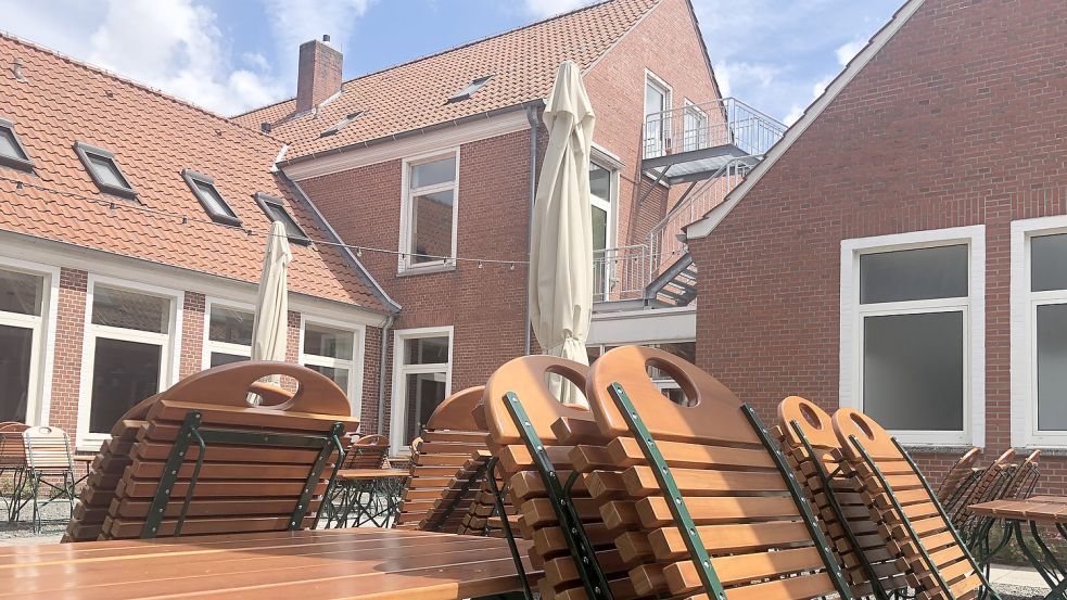 Die Stühle im Außenbereich des Restaurants Ankerplatz in Westrhauderfehn können zurzeit nicht genutzt werden. Der Gastronomie-Betrieb bleibt zunächst geschlossen. Fotos: Zein
