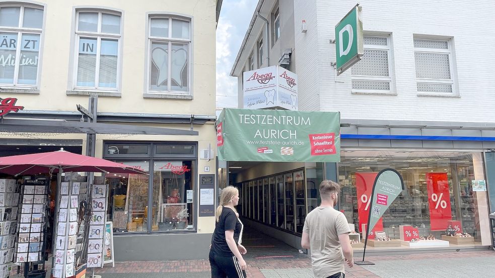 Kostenlose Schnelltests, heißt es noch vollmundig auf dieser Werbung eines Anbieters in der Auricher Osterstraße. Offenbar haben die Betreiber der Textzentren es noch nicht durchgängig geschafft, die neue Verordnung auf ihren Bannern zu berücksichtigen. Foto: Boschbach