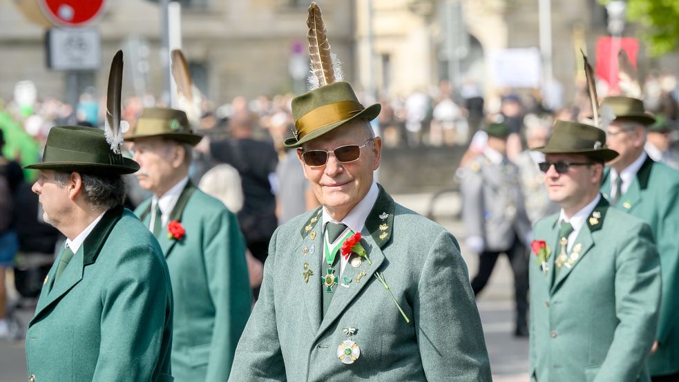 Jedes Jahr feiern in Deutschland tausende Menschen Schützenfest. Foto: dpa/Julian Stratenschulte (Symbolfoto)