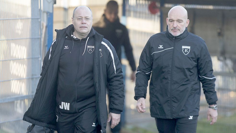 Vereinschef Dr. Jörg Winter und Trainer Stefan Emmerling scheinen nicht alle wichtigen Dinge miteinander abzusprechen. Foto: Doden