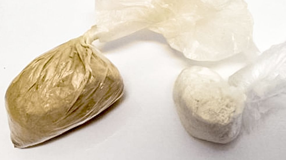 Diese Drogenpäckchen hat der Zoll beschlagnahmt – links Heroin, rechts Kokain. Foto: Zoll