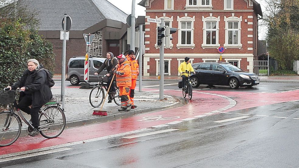 Wie auch in Teilen der Stadt Leer (im Bild die Kreuzung am Bummert) könnte der Radverkehr nach einem Vorschlag des Planungsbüros auf die Fahrbahn verlegt werden. Foto: Archiv/Wolters
