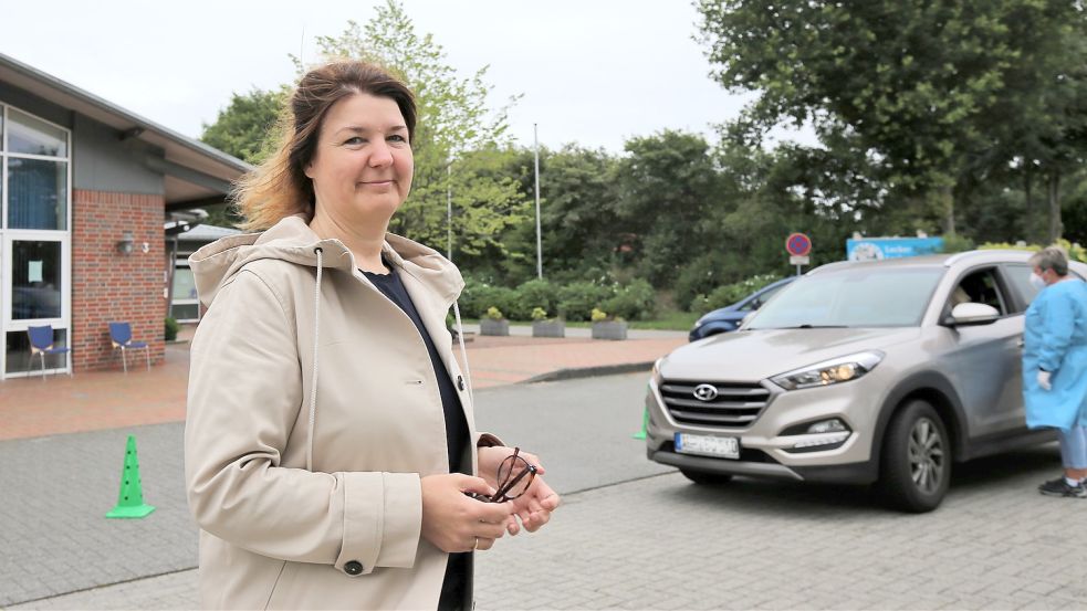 Johanna Campen vor dem Testzentrum in Ihlowerfehn. Am Freitag war dort Schluss. Jedenfalls fürs Erste. Foto: Böning