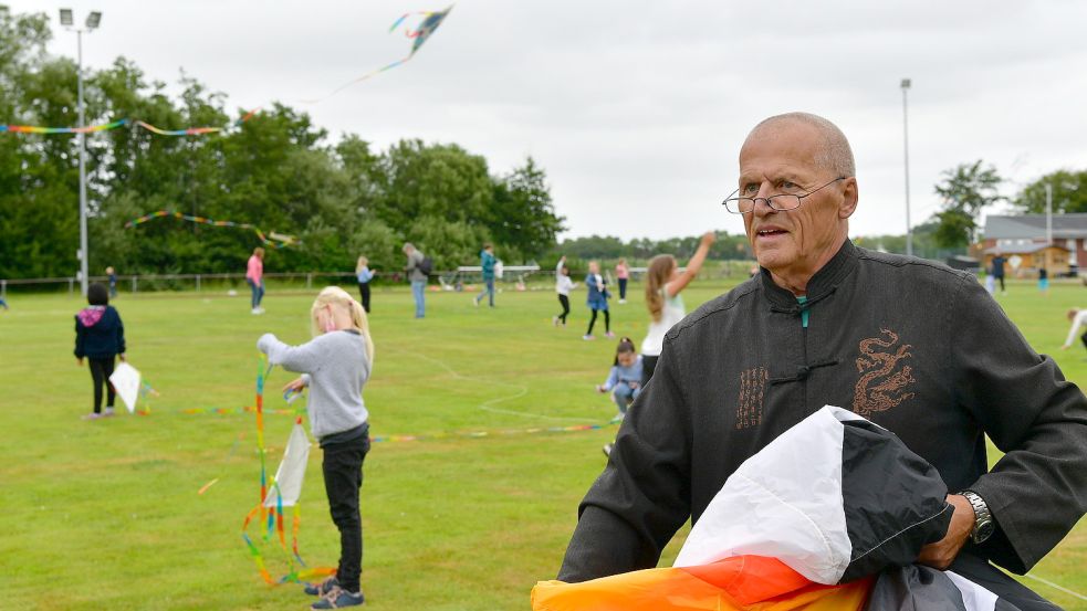 In dieser Woche war Arthur Skibb bei Grundschülern in Hinte zu Besuch, um zusammen mit ihnen eigene Drachen für das Drachenfest zu basteln. An diesem Freitag wurden sie beim Sportplatz ausprobiert. Foto: Wagenaar