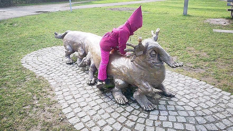 Die „Komische Kunst“ auf dem sogenannten Grün-Gürtel in Frankfurt animiert Kinder zum Klettern und Erforschen. Fotos: Kulturamt Frankfurt
