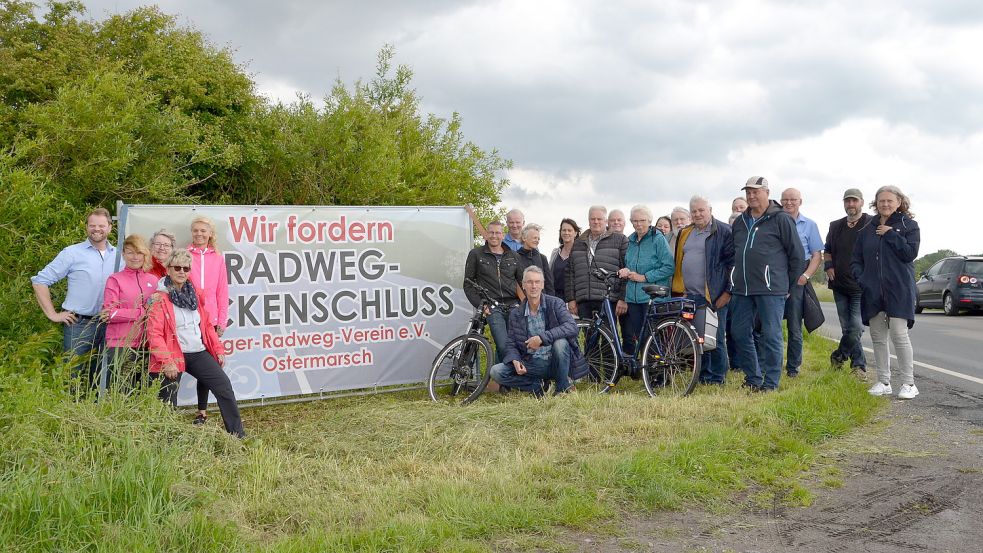 Anwohner von Ostermarsch stellten kürzlich zwei Banner auf, um für den Radweg-Lückenschluss bis zum Waloseum zu werben. Foto: Meijer