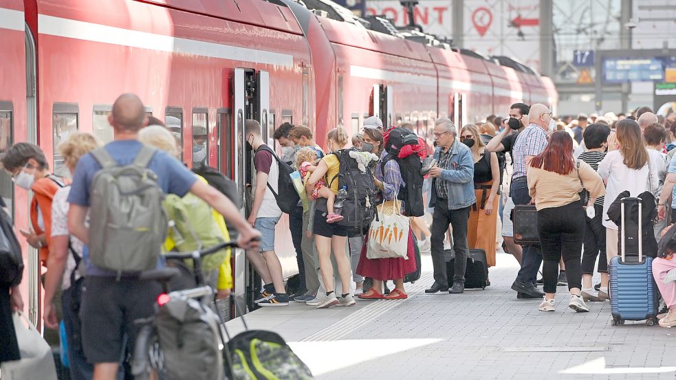 Chaos am Beinsteig: Für normale Fahrgäste ist die Bahn mittlerweile oft eine Zumutung. Foto: imago images/Sven Simon