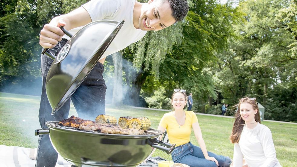 Beim Grillen können Sie sich kreativ ausleben. Foto: Christin Klose/dpa-tmn