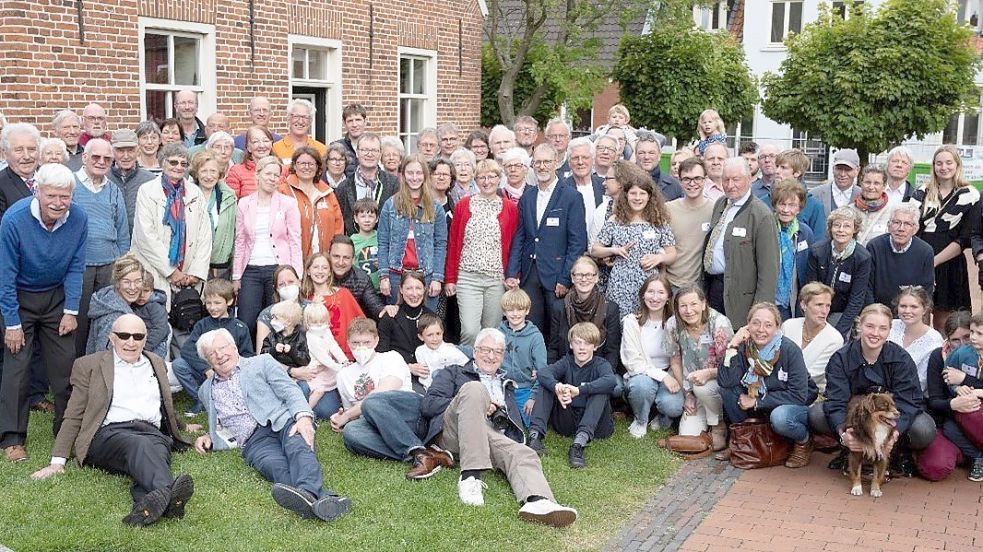 Dieses Foto entstand kürzlich bei der 24. Familienfeier der Herlyns vor der Jugendherberge in Leer. Foto: Privat