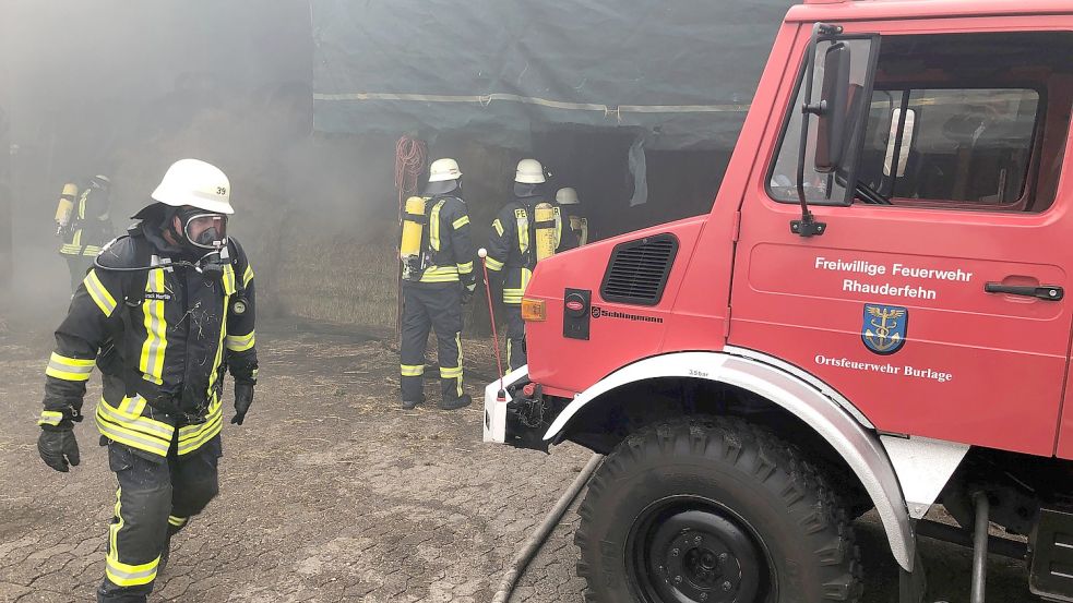 Unter Atemschutz gingen die Feuerwehrmänner gegen den Brand vor. Foto: Ammermann