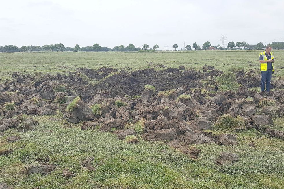 So sah das Feld nach der Sprengung der Bombe aus. Bilder: Polizei