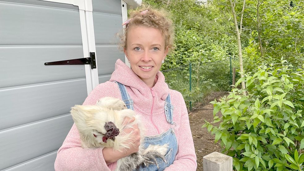 Janine Schiffer hält seit einem Jahr Hühner in ihrem Garten. Foto: Nording