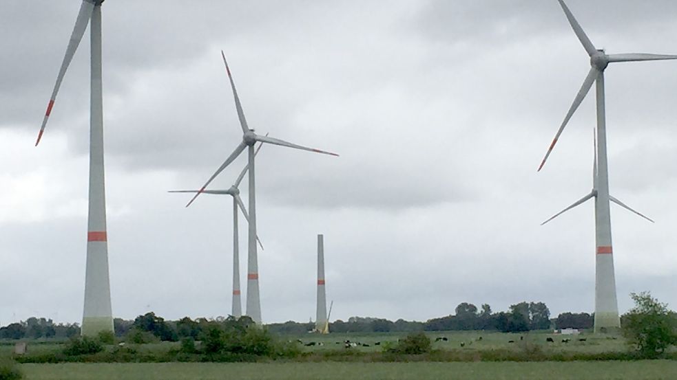 Der Windpark in Detern-Scharrel wird um zwei neue Windkrafträder erweitert. Eine bereits seit 2008 betriebene Anlage soll jetzt an eine Bürger-Energiegenossenschaft verkauft werden. Foto: Schneider-Berents