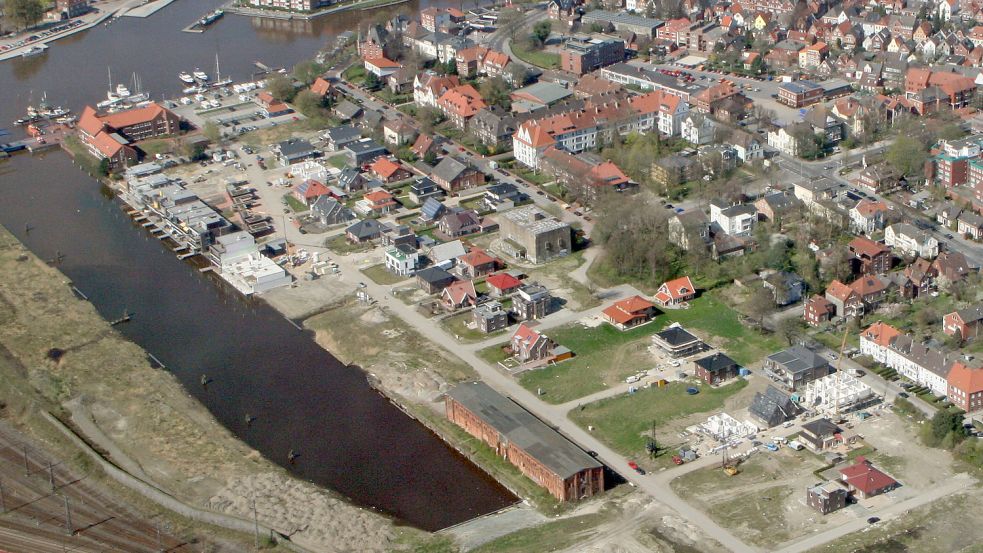 Im Mai 2011 entstand diese Luftaufnahme vom heutigen Wohnviertel am Neuen Delft. Damals war nur der erste Abschnitt vorne beim Wasserstraßen- und Schifffahrtsamt bebaut. Das Zollhaus stand frei. Foto: Archiv